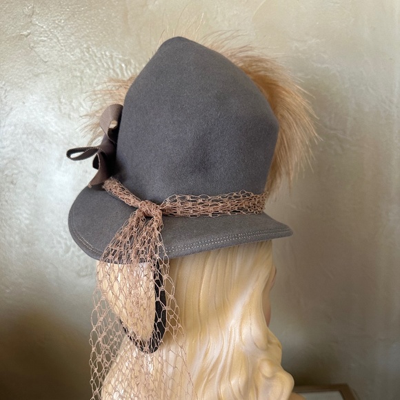 SHOWSTOPPER 1940s\' ENGLISH REGISTERED WIMBLEDON TAUPE FELT TILT HAT + FEATHERS main image 14